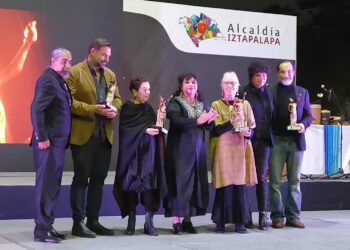 El Actor Bruno Bichir, Recibió de Manos de Clara Brugada, el «Cuitláhuac de Oro»