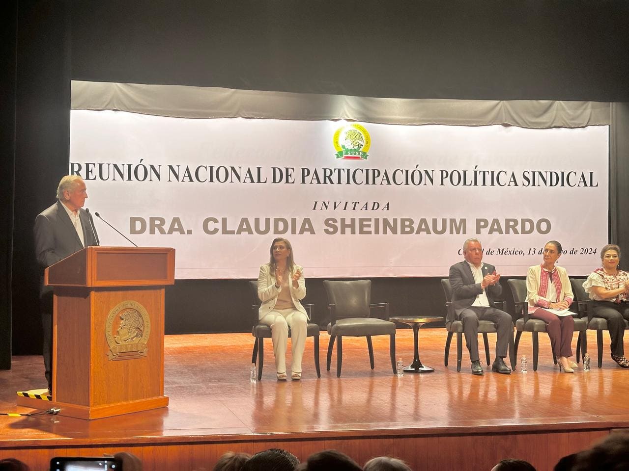 Joel Ayala, líder de la FSTSE, durante su mensaje.