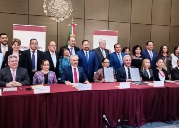 Marco A. García Ayala, Presidente de la FSTSE; Recibe Toma de Nota