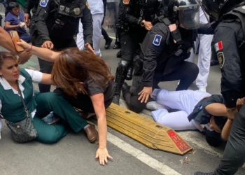 Agrede Policía en CDMX a Trabajadoras de la Salud; las Retiran por la Fuerza
